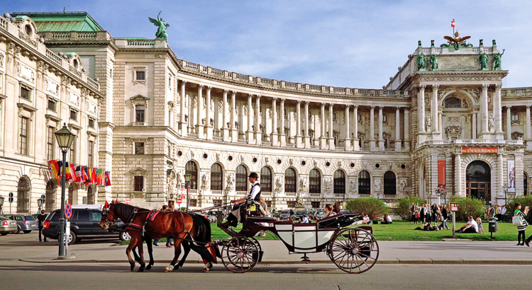 Österreich Wien Hofburg mit Fiaker Foto iStock Orsorr.jpg